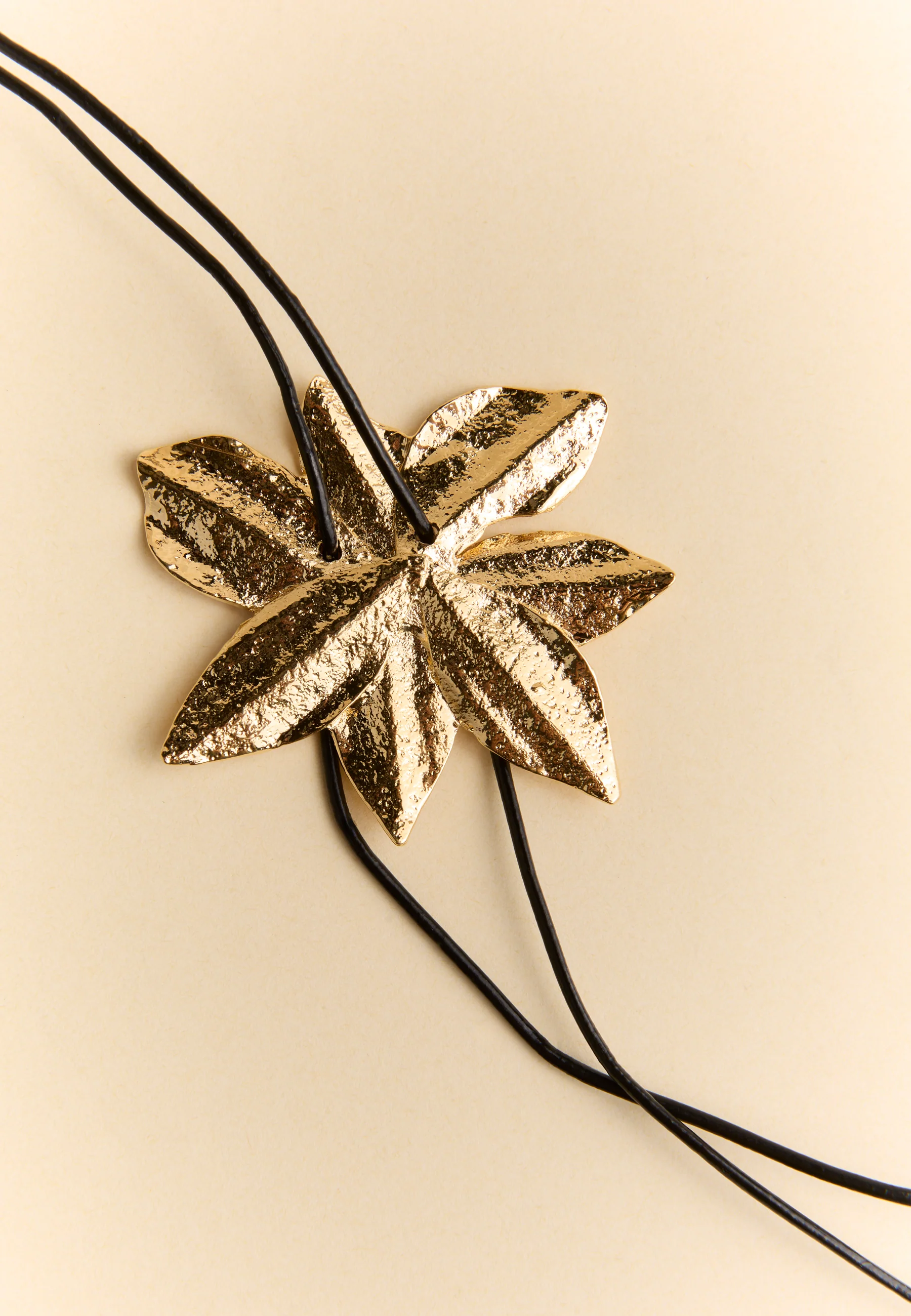 Collar Lotus Flower Dorado - Image 3