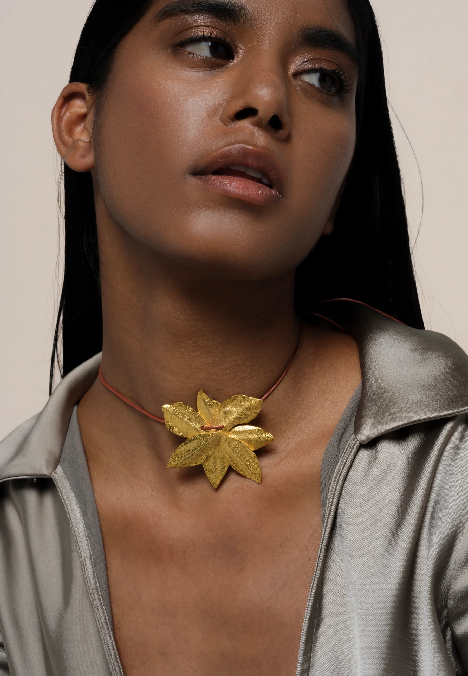 Collar Lotus Flower Dorado - Image 4