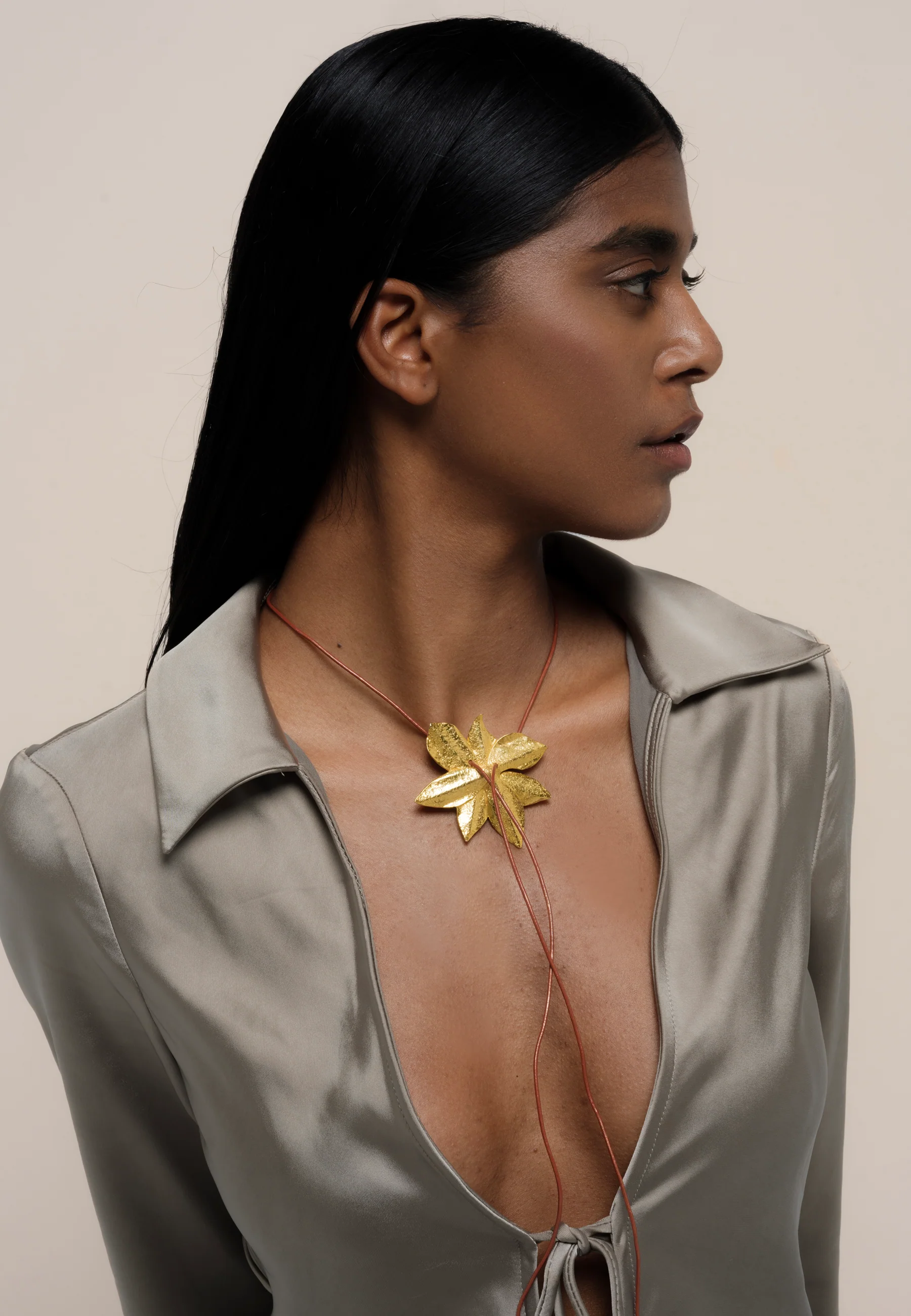 Collar Lotus Flower Dorado - Image 6