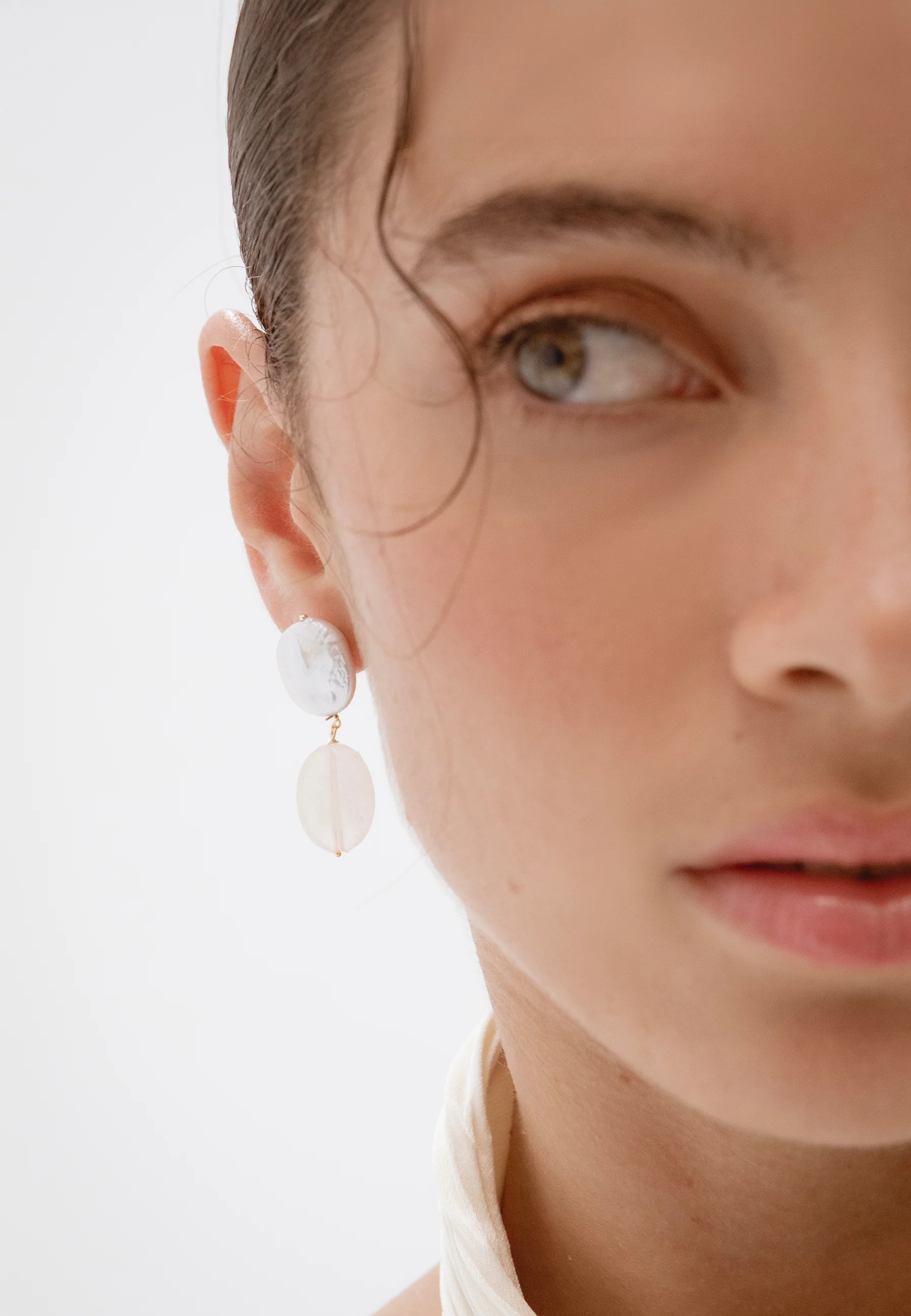 Pendientes Laia Perlas y Cuarzo Rosa - Image 7