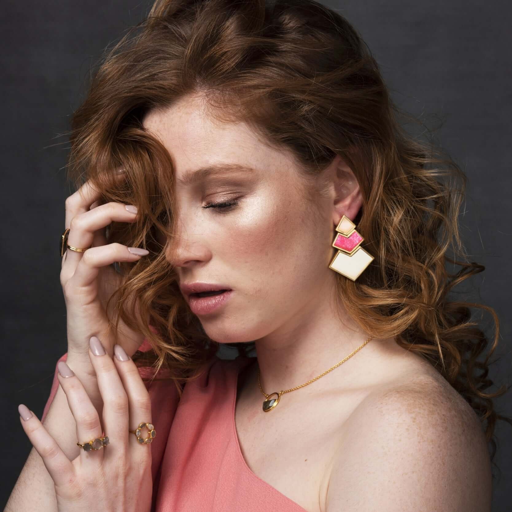 Pendientes Nefertiti Rosa, Fucsia, Blanco - Image 4