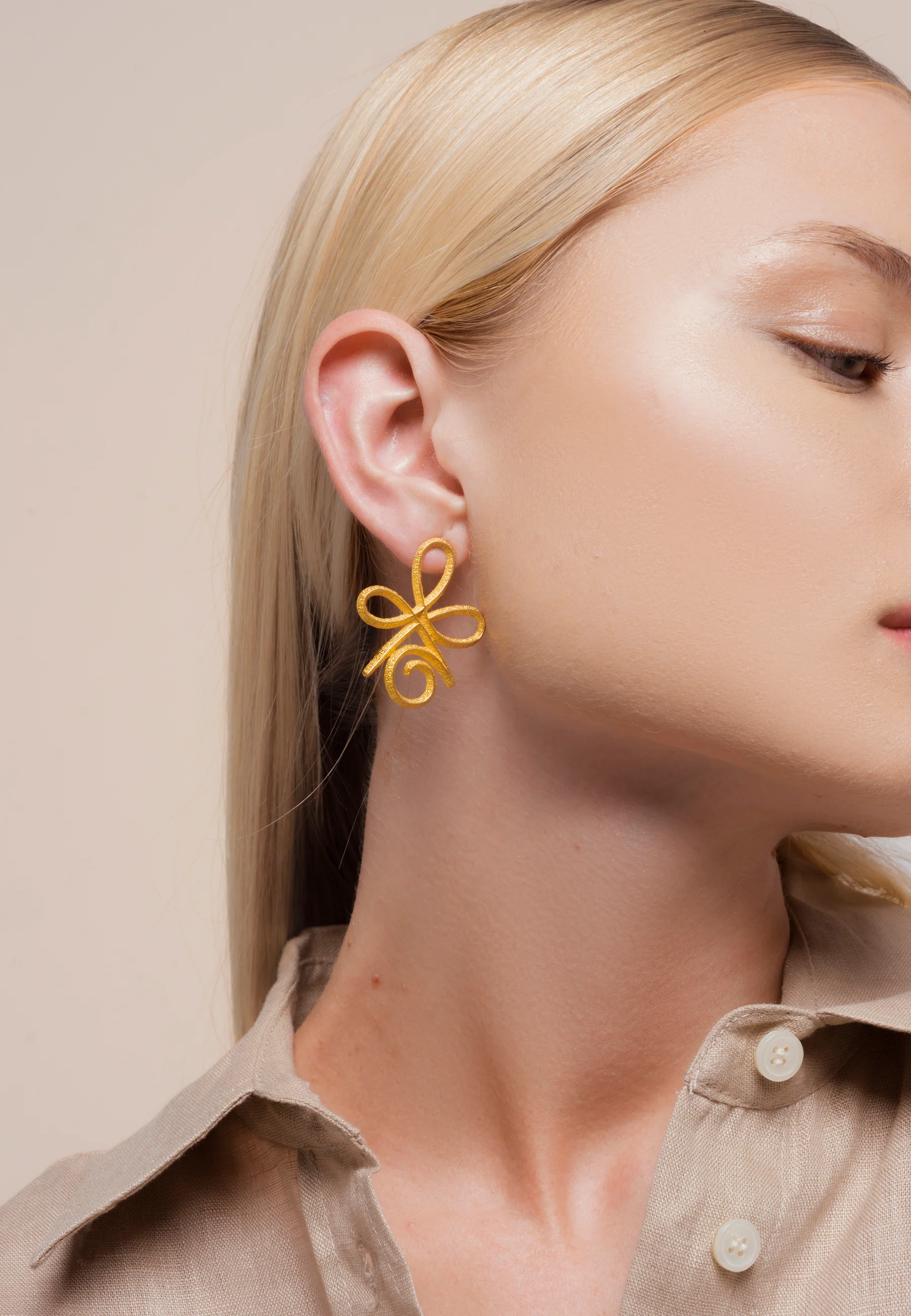 Pendientes Unconditional Love Dorado - Image 2