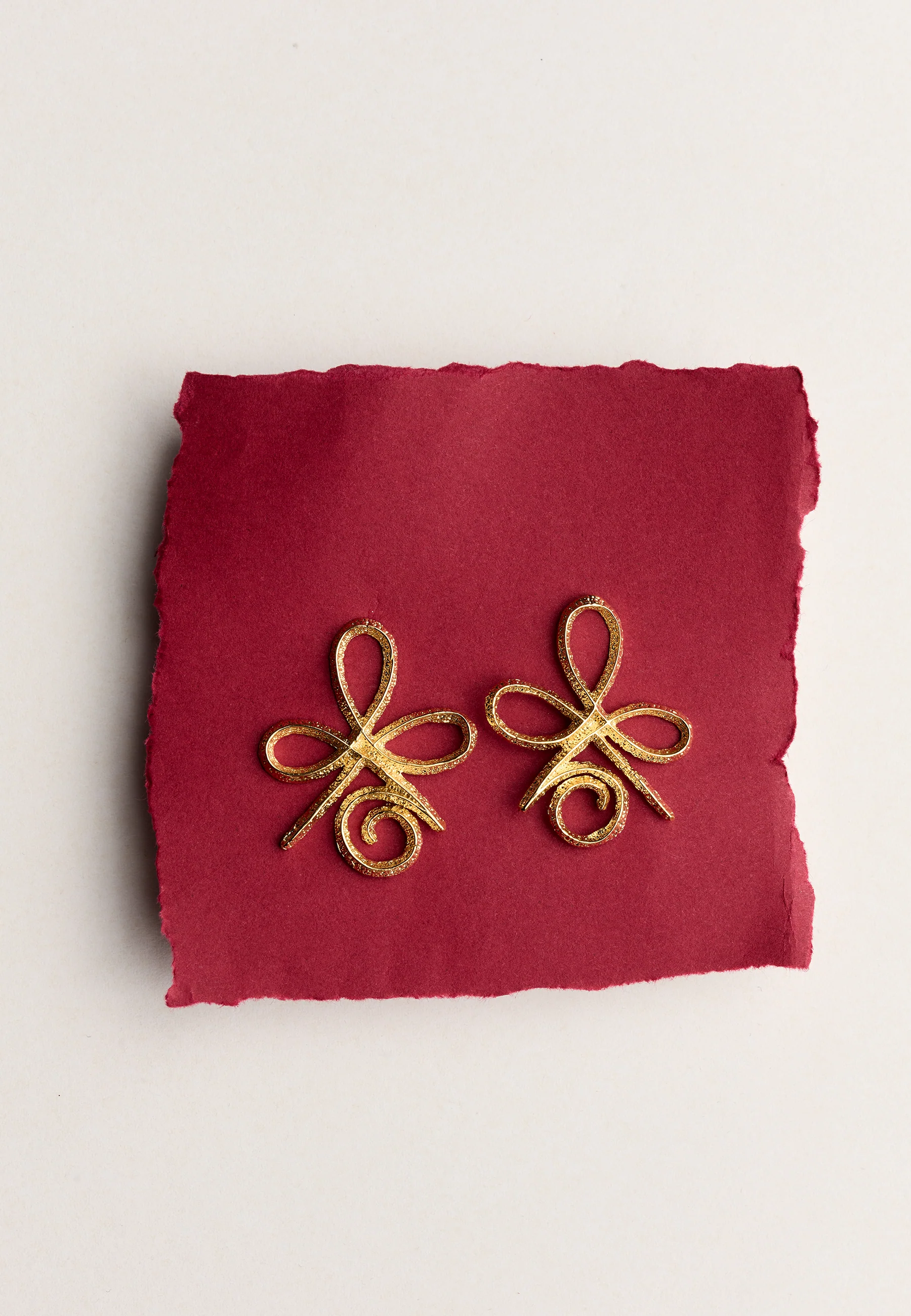 Pendientes Unconditional Love Dorado - Image 3