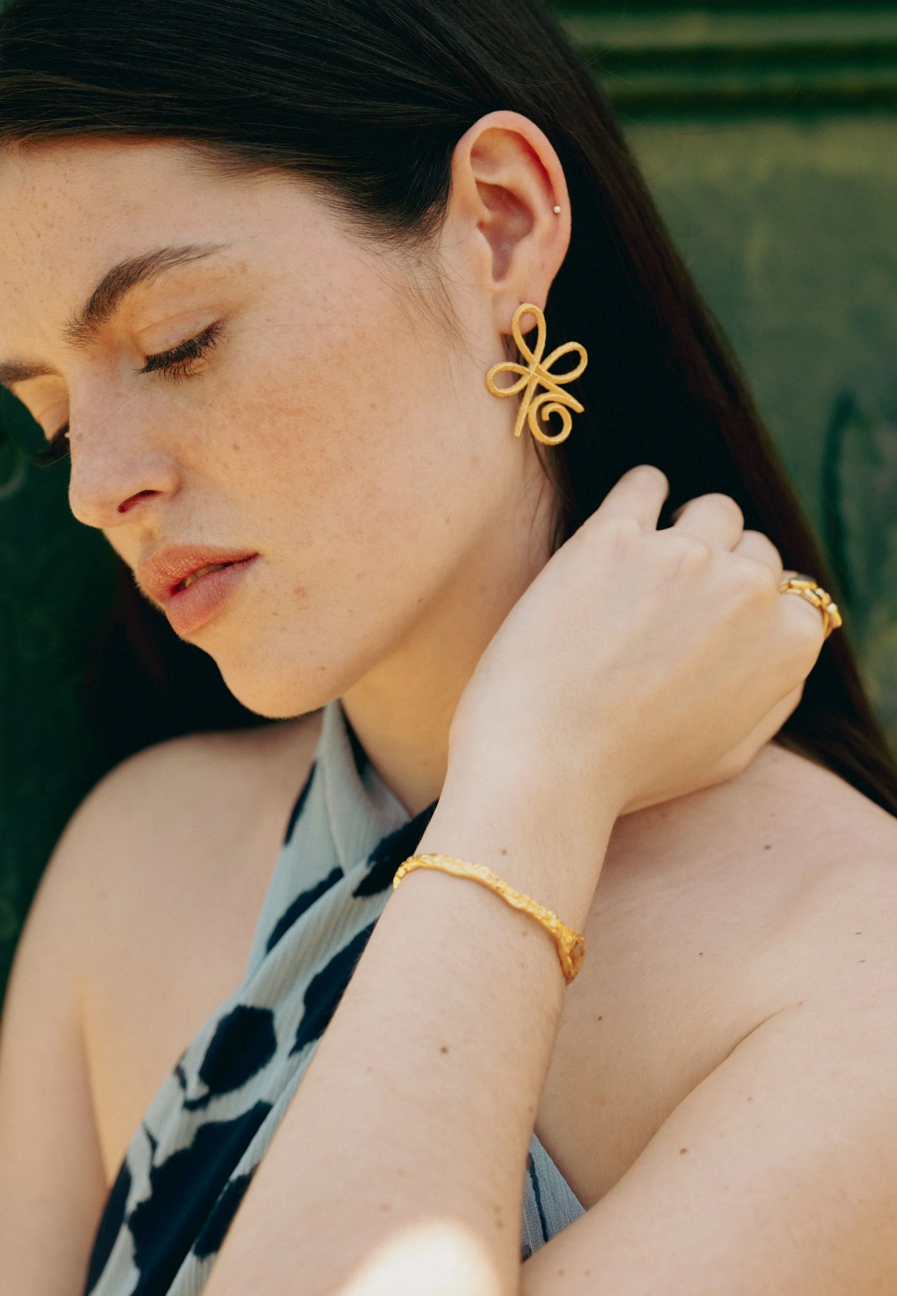 Pendientes Unconditional Love Dorado - Image 4