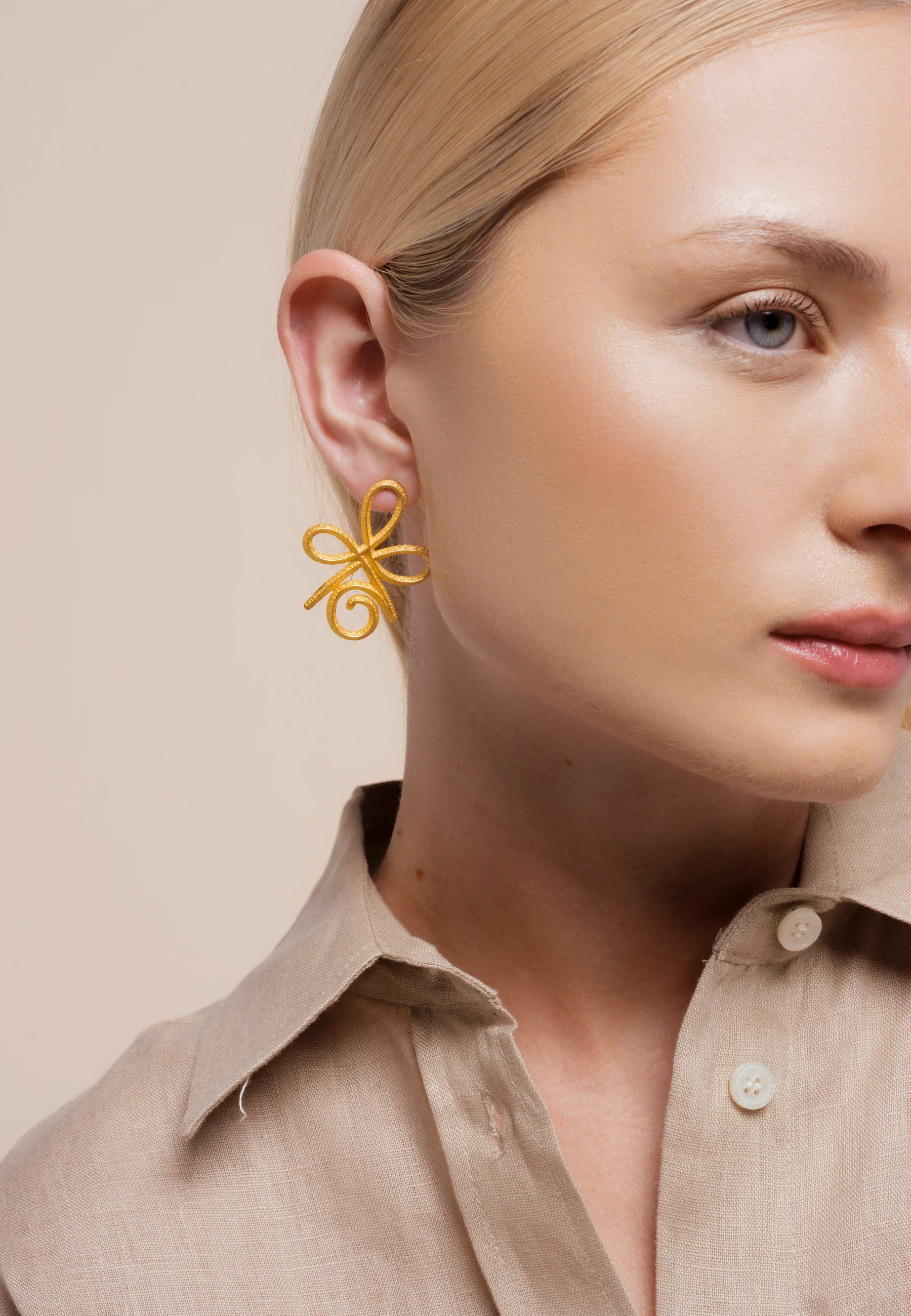 Pendientes Unconditional Love Dorado - Image 5